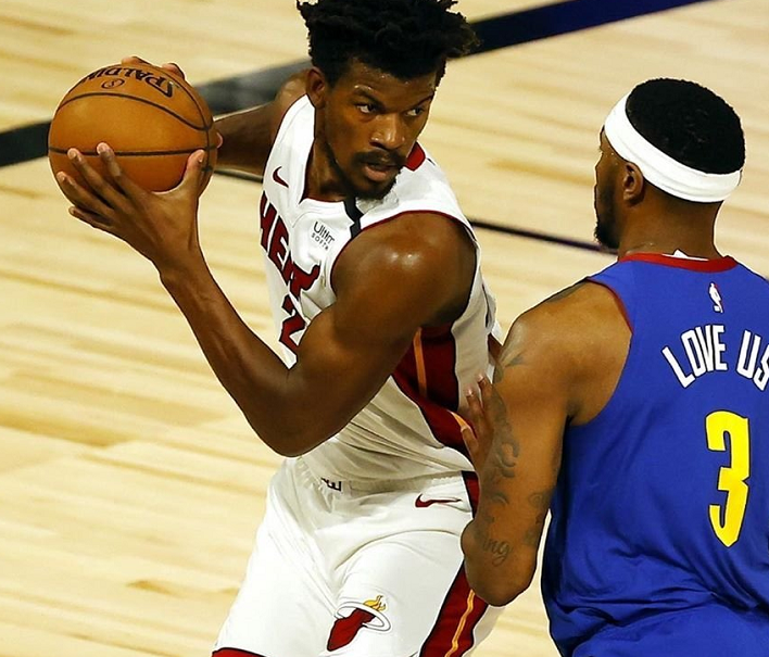 九游体育 76人队季后赛出局,主帅宣布引咎辞职,今年要求离队 