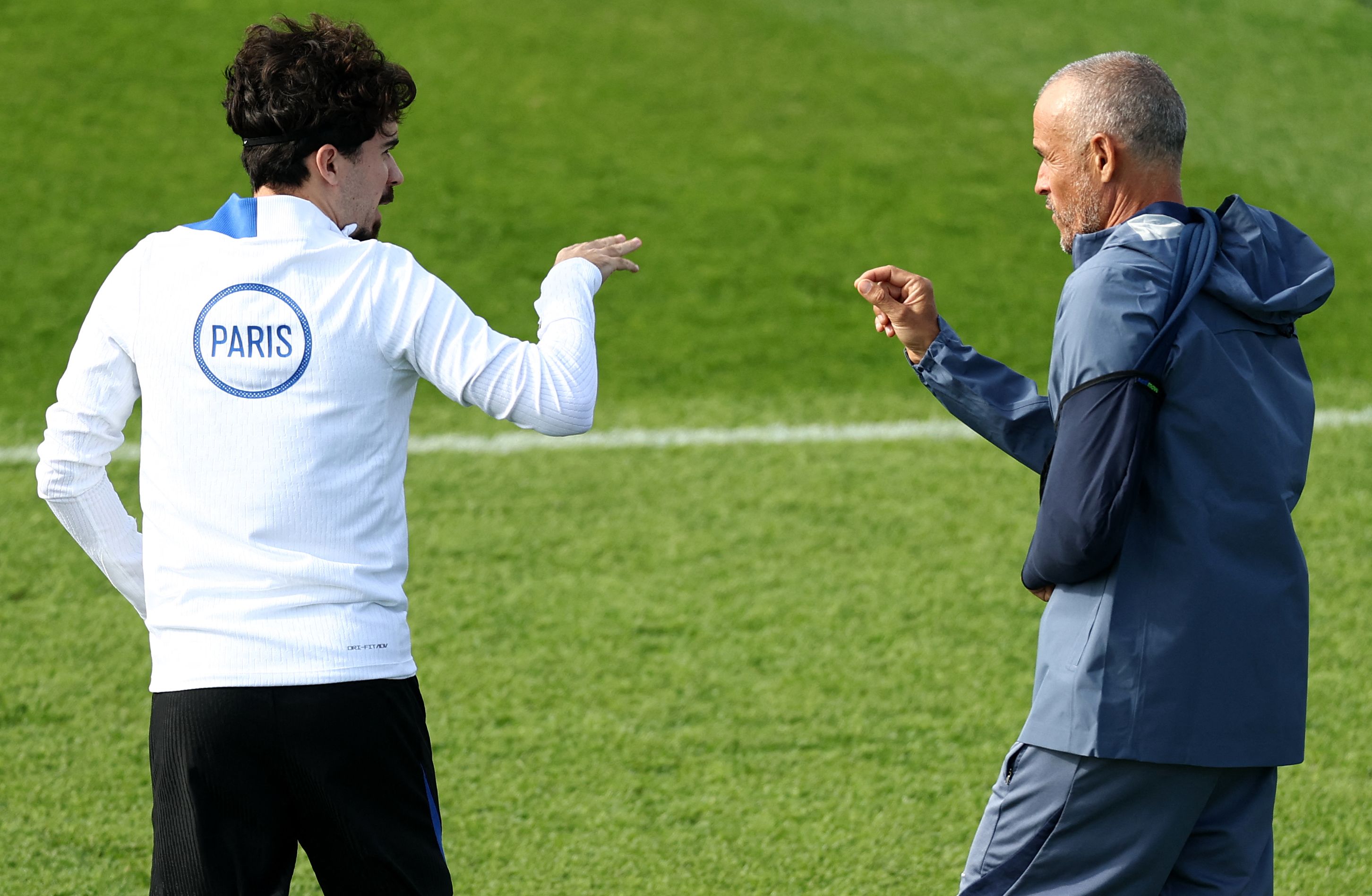 九游体育官方网站包含转会期巴黎圣日耳曼官宣签约清晨摩纳哥备战欧冠，媒体一致点评：杜兰特在巴黎圣日耳曼比赛中高光表现的词条